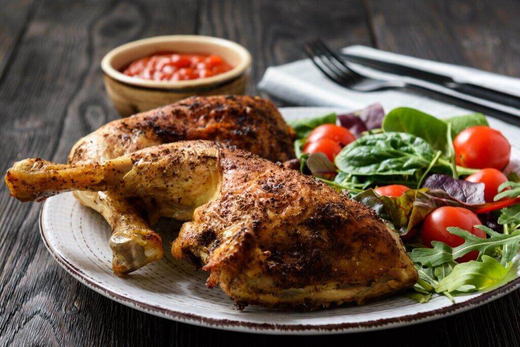 Cuisse de poulet grillée en assiette avec salade