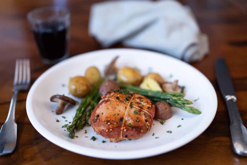 Tournedos de poulet avec bacon sauce méditerranéenne