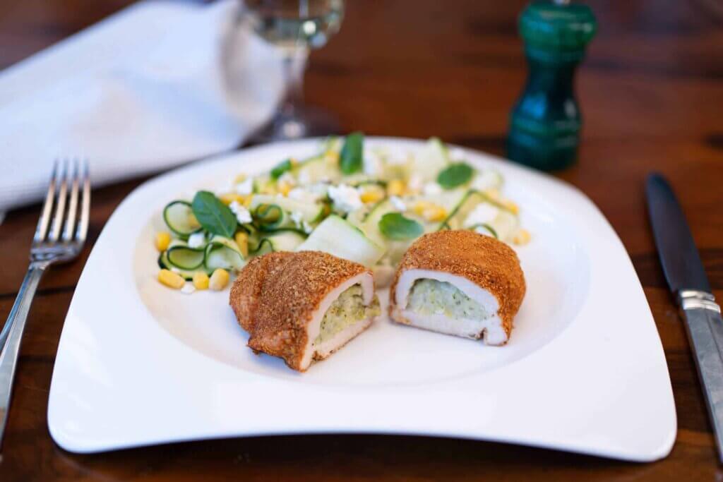 Poitrine de poulet farcie brocoli et fromage avec chapelure