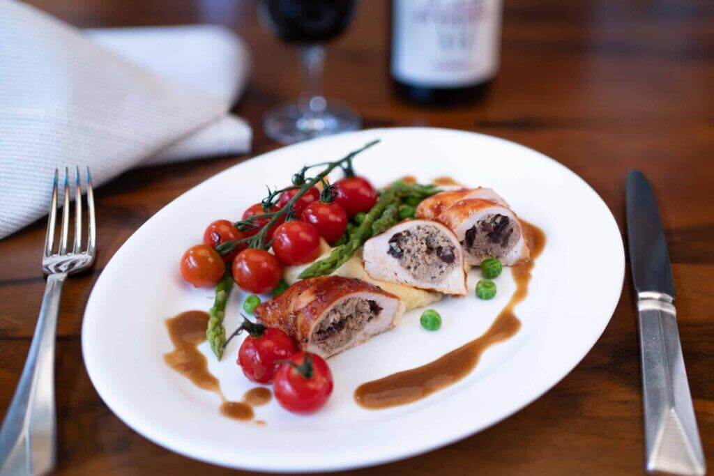 Poitrine de poulet marinée farcie au canard, porc et canneberges
